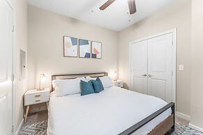 Comfy Soco 1BR King Suite w Gympickleballlaundry