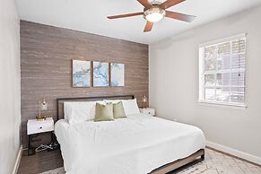 Spacious and Cozy King Bed 2BR Suite 5 Min to DT
