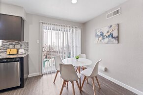 Spacious and Cozy King Bed 2BR Suite 5 Min to DT