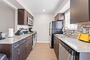 Spacious and Cozy King Bed 2BR Suite 5 Min to DT