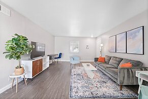 Spacious and Cozy King Bed 2BR Suite 5 Min to DT