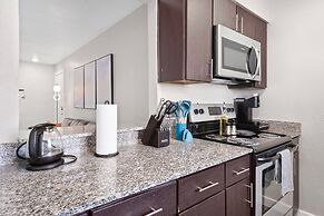 Spacious and Cozy King Bed 2BR Suite 5 Min to DT