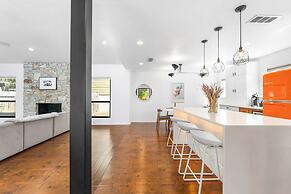 Close to Domain DT Shopping Chic Serene 3BR