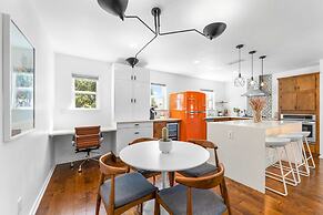 Close to Domain DT Shopping Chic Serene 3BR