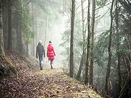 Snug Holiday Home With Garden