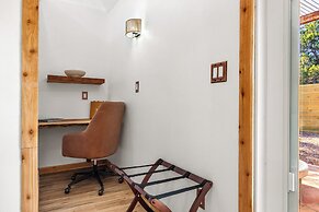 Romantic Luxury Retreat-hot/cold pool & sauna
