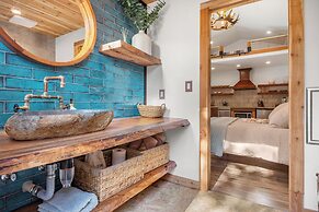 Romantic Luxury Retreat-hot/cold pool & sauna