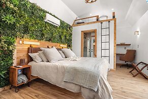 Romantic Luxury Retreat-hot/cold pool & sauna