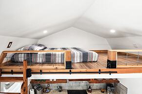 Romantic Luxury Retreat-hot/cold pool & sauna