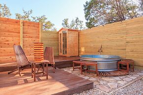 Romantic Luxury Retreat-hot/cold pool & sauna