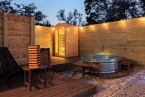 Romantic Luxury Retreat-hot/cold pool & sauna
