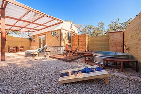 Romantic Luxury Retreat-hot/cold pool & sauna