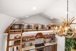 Romantic Luxury Retreat-hot/cold pool & sauna