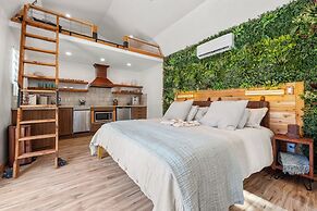 Romantic Luxury Retreat-hot/cold pool & sauna