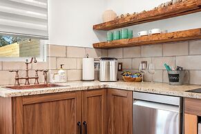 Romantic Luxury Retreat-hot/cold pool & sauna