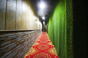 Fabhotel The Grand Palace