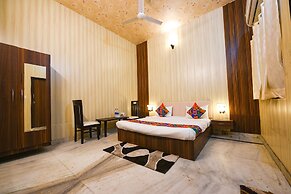 Fabhotel The Grand Palace