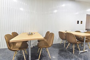 Fabhotel Pearl Square