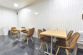 Fabhotel Pearl Square