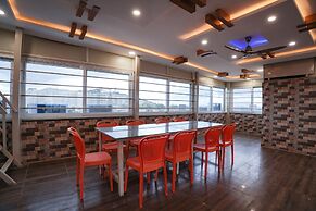 Fabhotel A White Pearl Suites