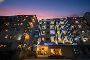 Fabhotel Moon Light