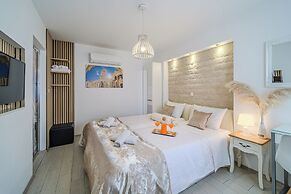 Central Split Rooms and apartment Paese