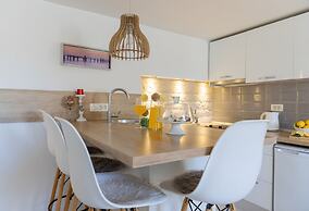 Central Split Rooms and apartment Paese