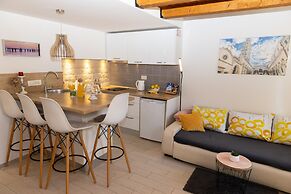 Central Split Rooms and apartment Paese