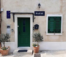 Central Split Rooms and apartment Paese