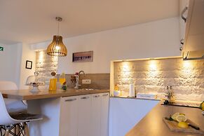 Central Split Rooms and apartment Paese