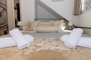 Central Split Rooms and apartment Paese