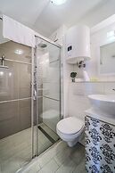 Central Split Rooms and apartment Paese