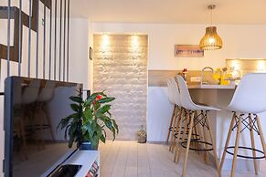 Central Split Rooms and apartment Paese