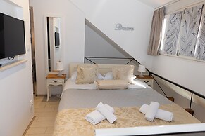 Central Split Rooms and apartment Paese