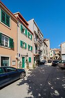 Central Split Rooms and apartment Paese