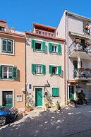 Central Split Rooms and apartment Paese