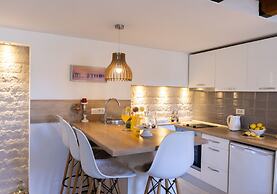 Central Split Rooms and apartment Paese