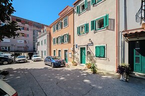 Central Split Rooms and apartment Paese