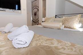 Central Split Rooms and apartment Paese