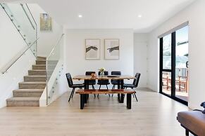 Central Oasis Townhouse with Parking