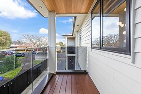 Central Oasis Townhouse with Parking