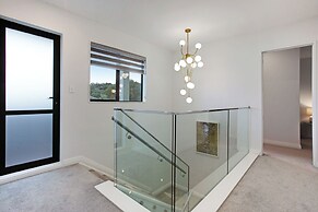 Central Oasis Townhouse with Parking