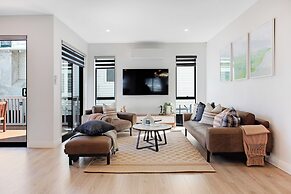 Central Oasis Townhouse with Parking