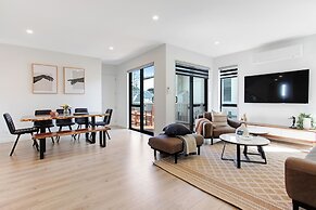 Central Oasis Townhouse with Parking