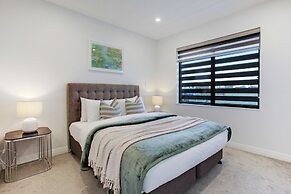 Central Oasis Townhouse with Parking