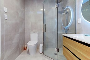 Central Oasis Townhouse with Parking