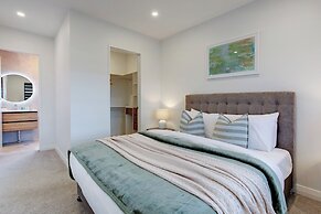 Central Oasis Townhouse with Parking