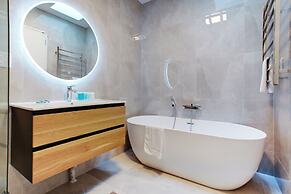 Central Oasis Townhouse with Parking