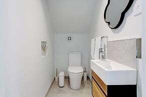 Central Oasis Townhouse with Parking