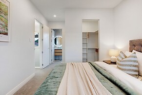 Central Oasis Townhouse with Parking